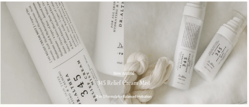 Dr. Althea Skincare – minimalistische koreanische Gesichtspflege in weißen Tuben und Flaschen, Fokus auf Relief Cream Mist für beruhigte, hydratisierte Haut.
