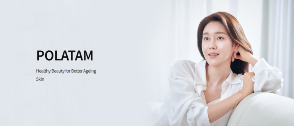 Polatam Korean Skincare – Frau in weißer Bluse blickt entspannt in die Kamera, begleitet vom Markenlogo und dem Slogan 'Healthy Beauty for Better Ageing Skin'.